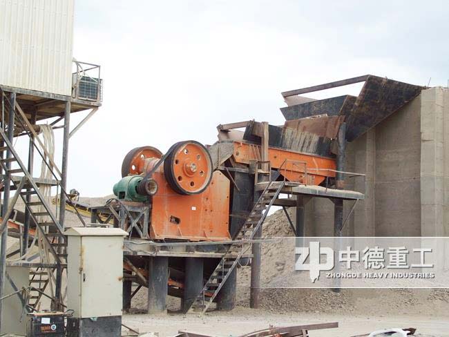 破碎機(jī)現(xiàn)場工作圖