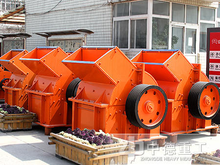 不僅可用于破碎生產(chǎn)線、制砂生產(chǎn)線，也可在選礦生產(chǎn)線中替代圓錐破碎機(jī)。下面我們就具體來(lái)看錘式破碎機(jī)應(yīng)用于哪些方面？