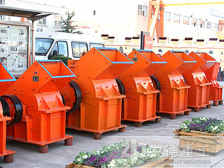 不僅可用于破碎生產(chǎn)線、制砂生產(chǎn)線，也可在選礦生產(chǎn)線中替代圓錐破碎機(jī)。下面我們就具體來(lái)看錘式破碎機(jī)應(yīng)用于哪些方面？